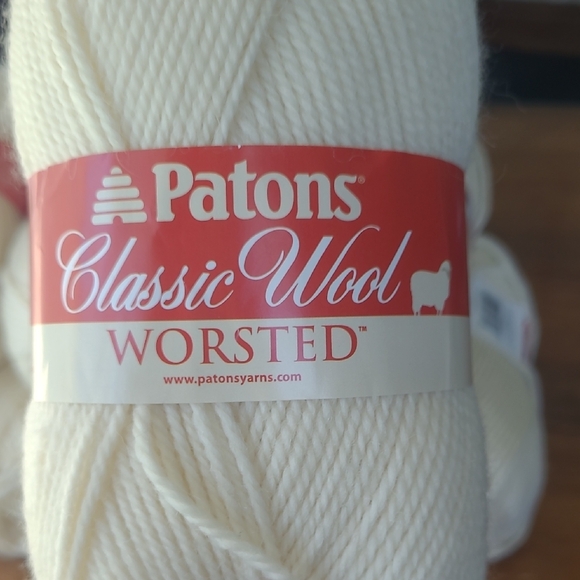 Patons Classic Wool Worsted Yarn in Cream 14 Skeins - Picture 2 of 7